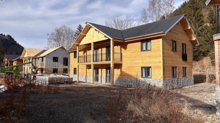 Mountain Chalets and Apartments near Alpine Lake